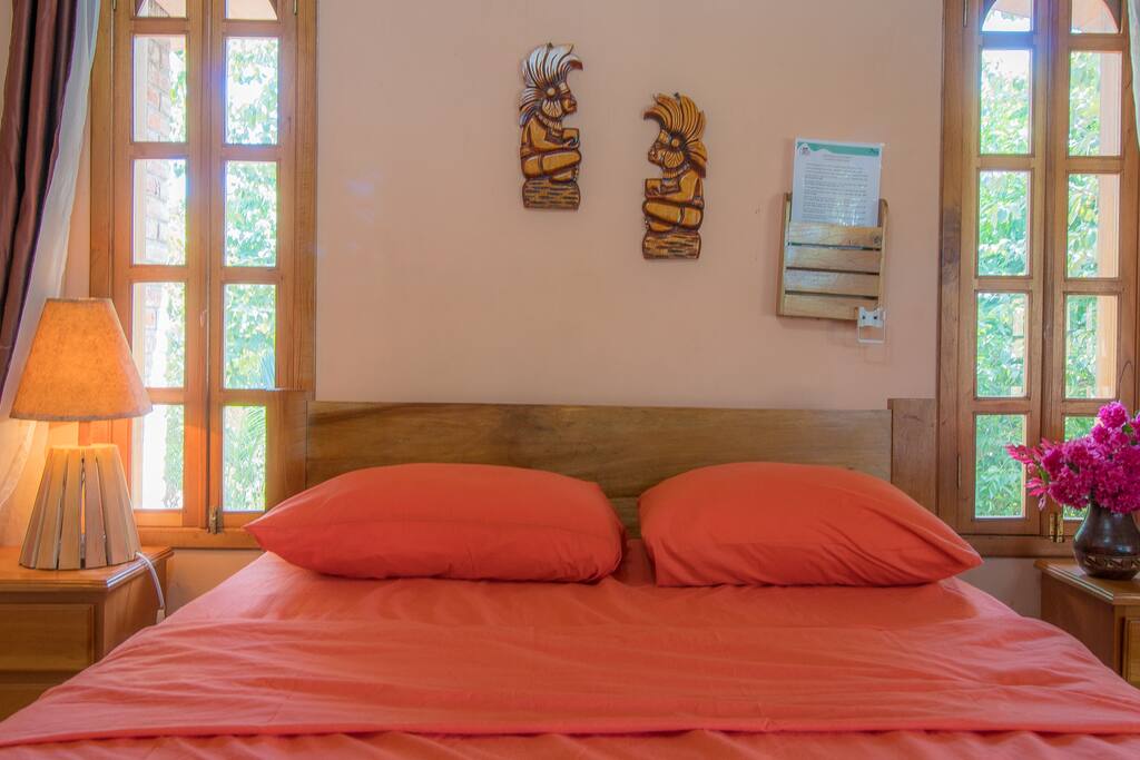 Una habitacion con dos camas matrimoniales, una cama unipersonal y un baño privado. Duermes 5 personas.