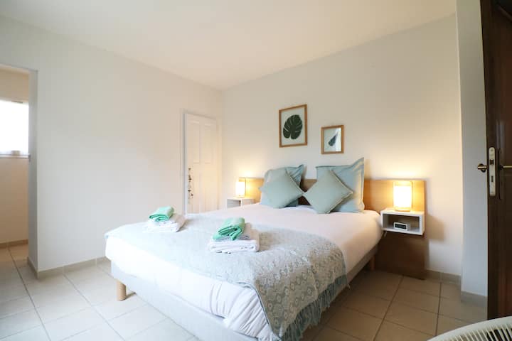 Chumba cha kijani ghorofani: kitanda cha watu wawili 160 /ukubwa wa malkia na chumba cha kuoga cha kujitegemea