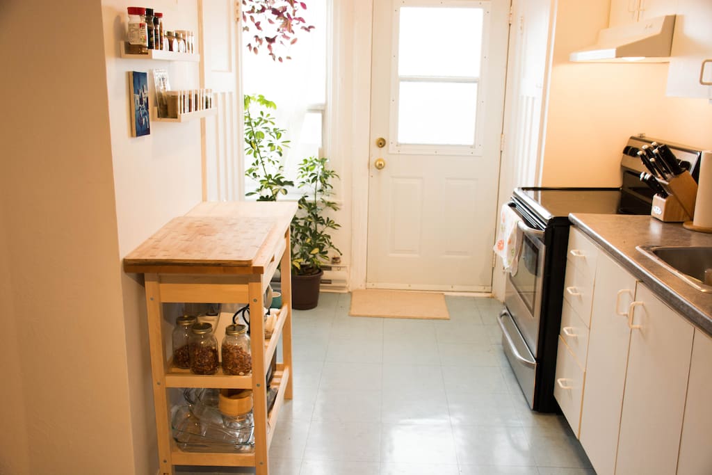 Un îlot pour faire la cuisine ainsi que deux autres espaces pour cuisiner