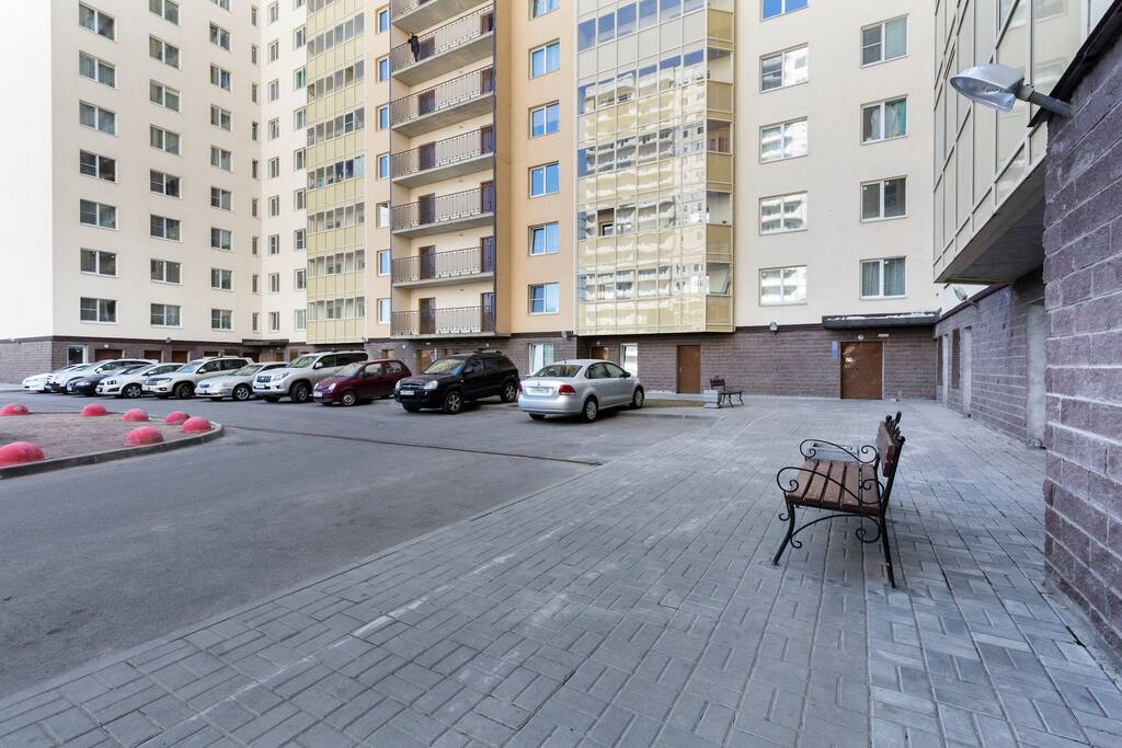 ДВОР ДОМА (THE YARD)