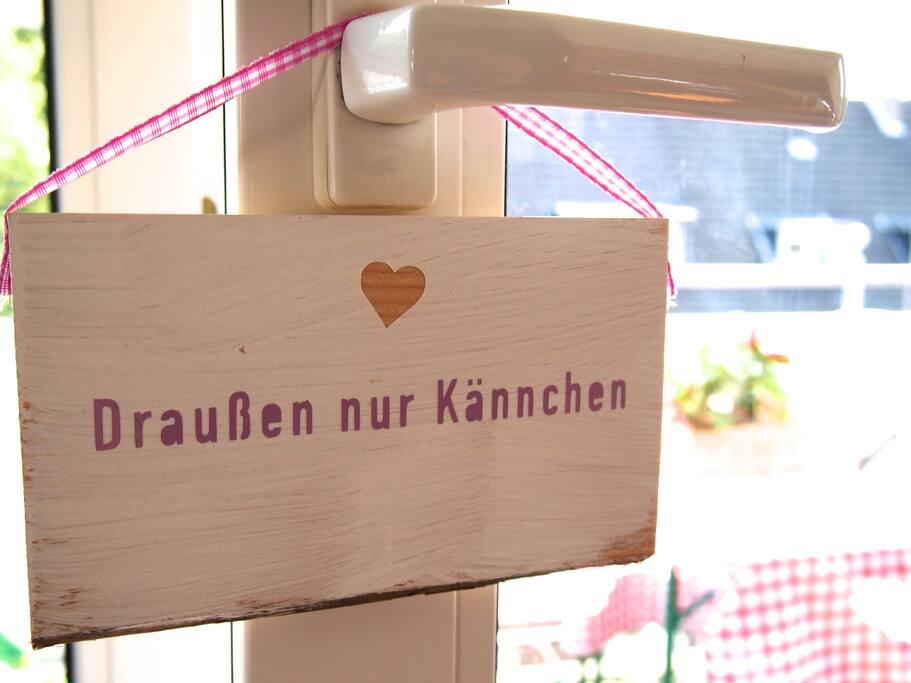 Hier geht´s auf den Balkon -- here´s the balcony.