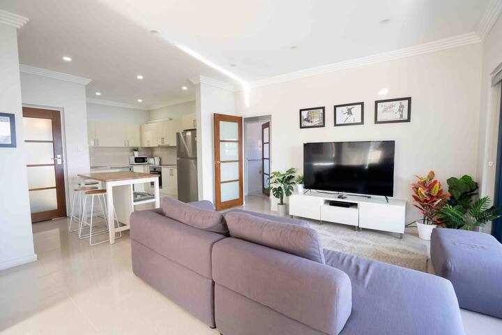 LUXURIOUS BEACH FRONT APARTMENT- CRONULLA gallery image 5