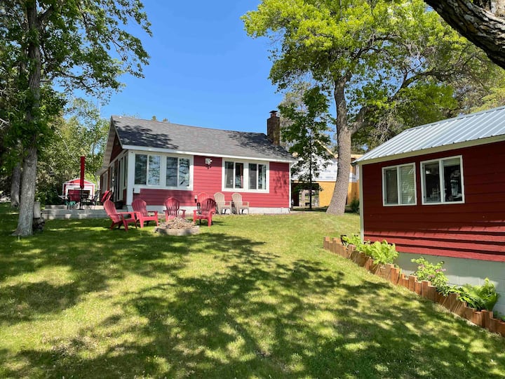Cozy red cabin on Briggs Lake Chain w/ boat house