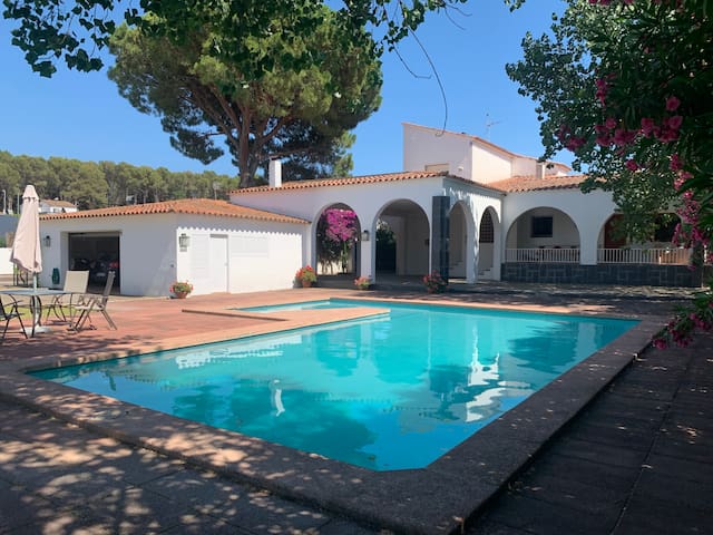 Large exclusive house with private garden and pool