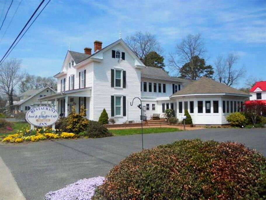 Maurice Inn and Fusion Bistrot Yellow Room Boutique hotels for Rent