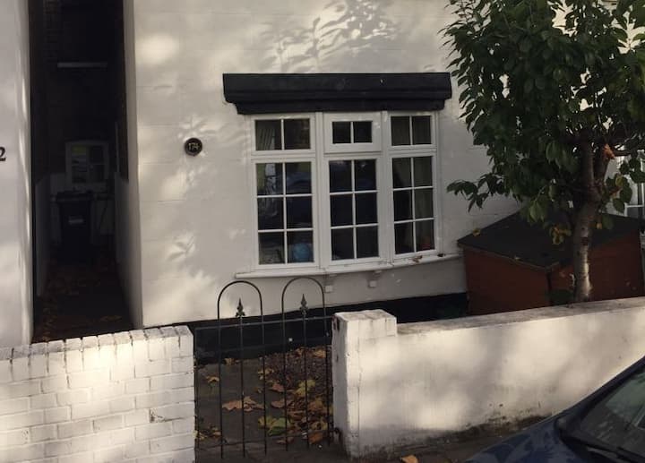 Pretty Period Two Bed Cottage In West London - Twickenham