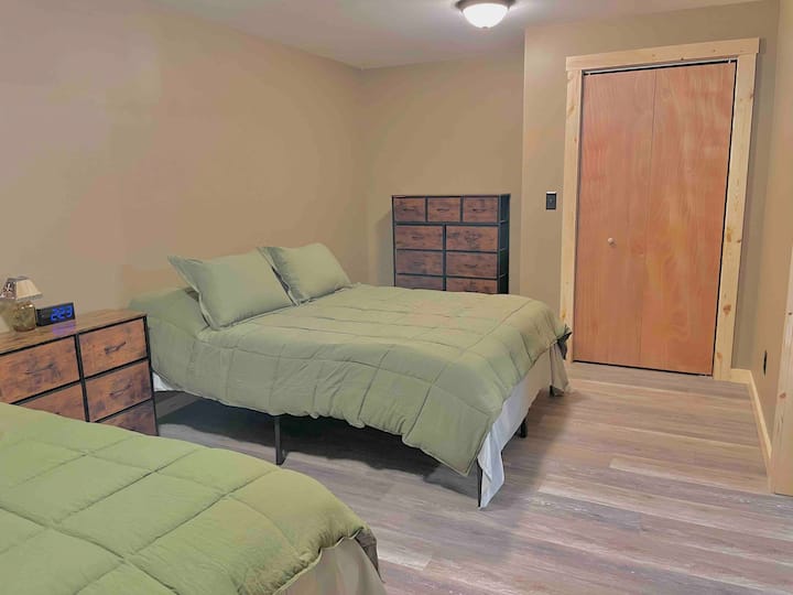 غرفة نوم بسريرين كبيرين على الفور من غرفة الاستجمام على اليمين