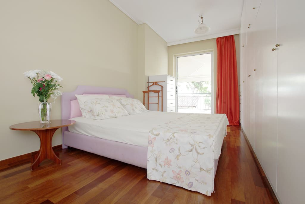 Master bedroom with queen size bed