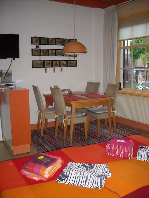 Een eet- of werktafel,
een plek waar 's morgens de vroege zon heerlijk schijnt