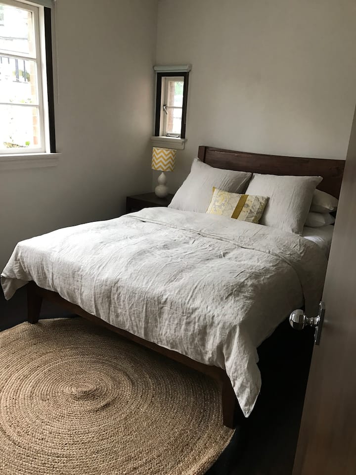 Upstairs Bedroom - Queen Bed