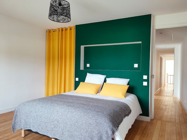 Spálňa 3: 1 posteľ 160 × 200, 1 toaletný stolík, 1 stolička, 1 kreslo, 1 nočný stolík, malá knižnica, 1 stojacia lampa, 1 šatňa oddelená závesmi + vešiaky, 1 pripojený HD televízor.