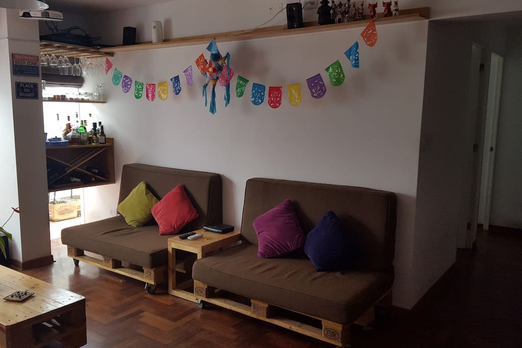 Sala, bar y proyector. //
Living room, bar and projector.
