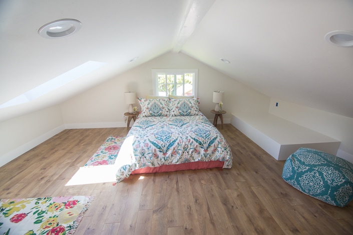 شقة علوية في الطابق العلوي بسرير بحجم ملكي وفوتون بحجم كوين.  