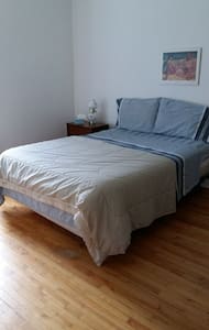 Grande chambre bien éclairée meuble