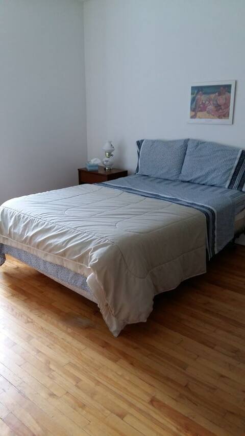 Grande chambre bien éclairée meuble