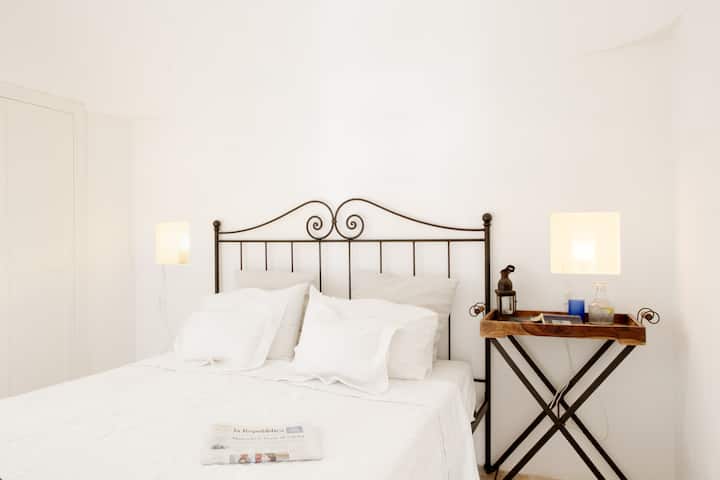 Krevat dopio i rehatshëm 190 cm i gjatë dhe 160 cm i gjerë.