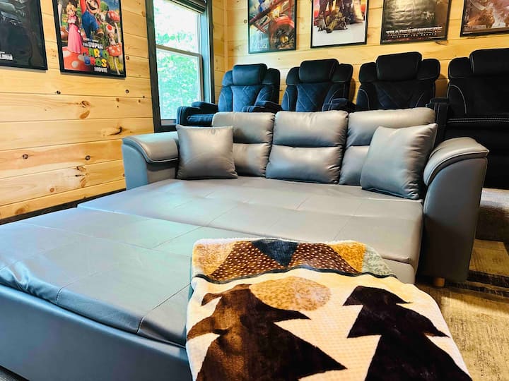 ...pumzika kwa starehe kwenye sofa hii ya vifaa mbalimbali vya kulala. Hakuna fremu za chuma zinazochimba mgongoni mwako hapa