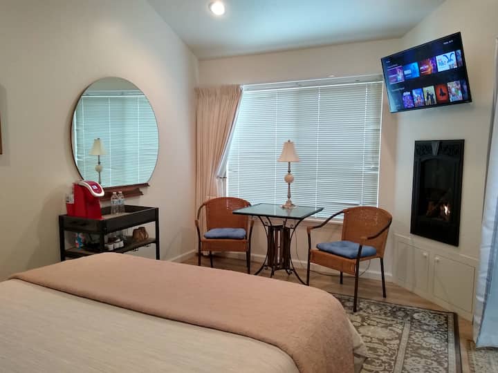 The Sleeper cozy private suite, entrance & bath Guest suites for Rent in Del Rey Oaks