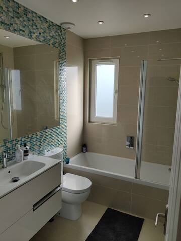 House in Wimbledon with driveway and garden gallery image 2