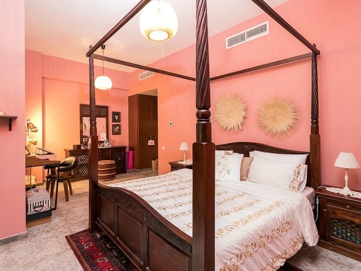 เตียงคิงไซส์ในห้องนอนใหญ่ 200 × 200 ซม.