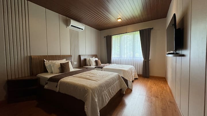 这是位于二楼的4号房，是一张双人单人床，尺寸为120 ，因此每张床垫最多可容纳2人！