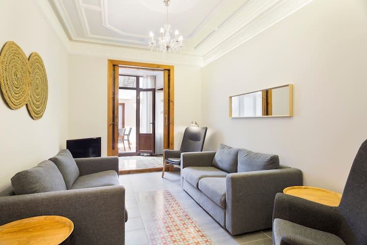 Apt. w/ PATIO, 4 Bedrs, 2 Bathrs & AC (8 adults)