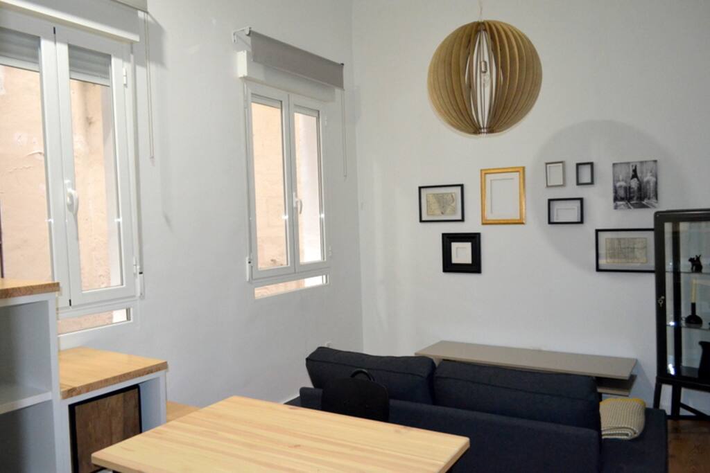 El living cuenta con una mesa para 4 personas, un sofá de dos cuerpos y lugar para guardar tus pertenencias.