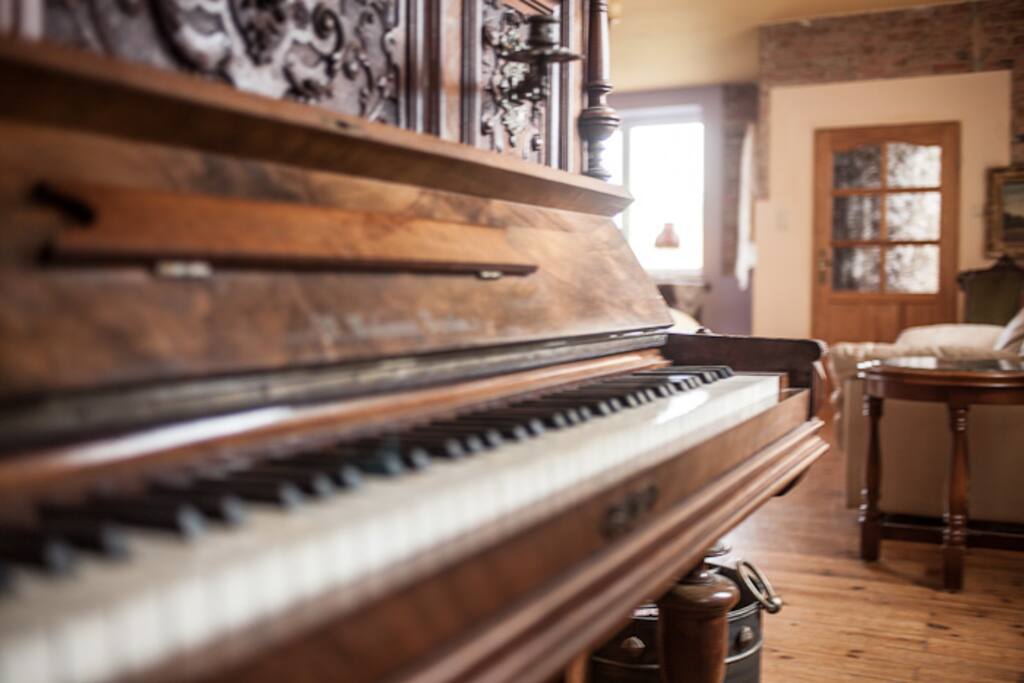 pianino w salonie