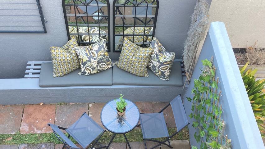 Modern 2 Bedroom Townhouse with Charming Features gallery image 2