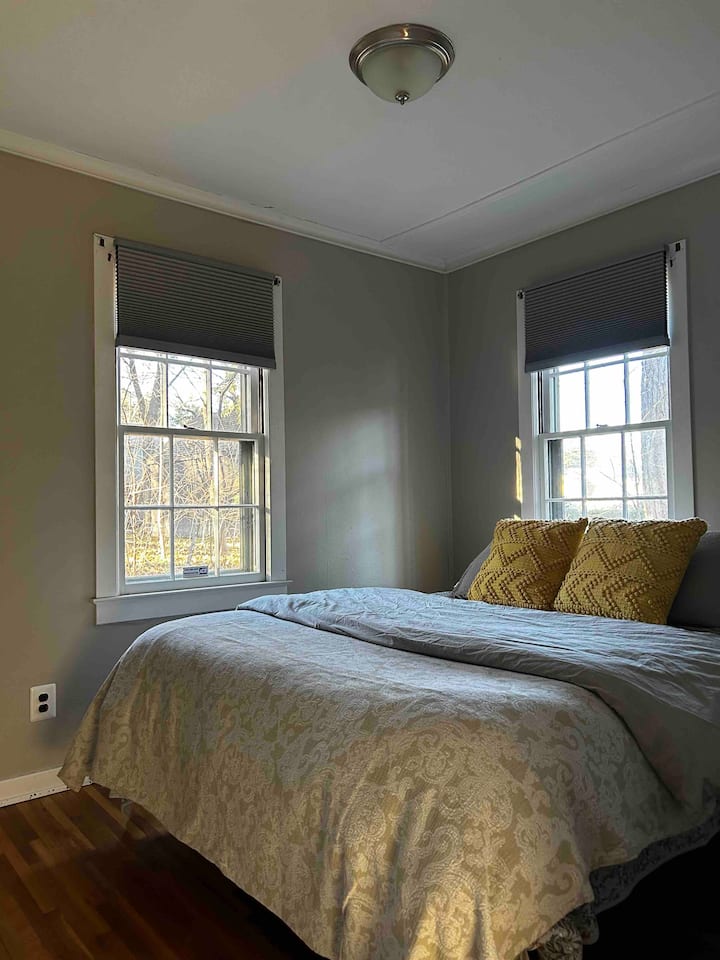Segundo dormitorio con cama tamaño queen.