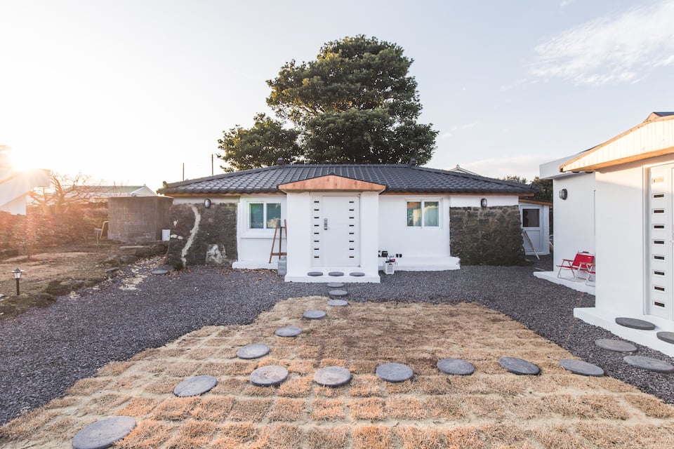 아늑한 제주 돌집, 북스테이 독채민박 초(old&cozy house) - 서동 - Seongsan-eup, Seogwipo-si의 주택에서 살아보기, 제주도, 한국