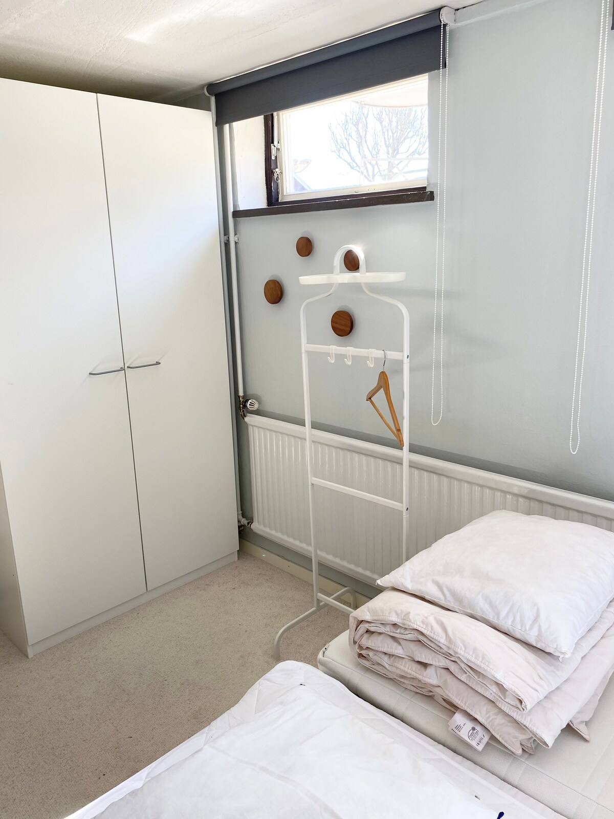 Hay armario disponible.
También persianas opacas. 