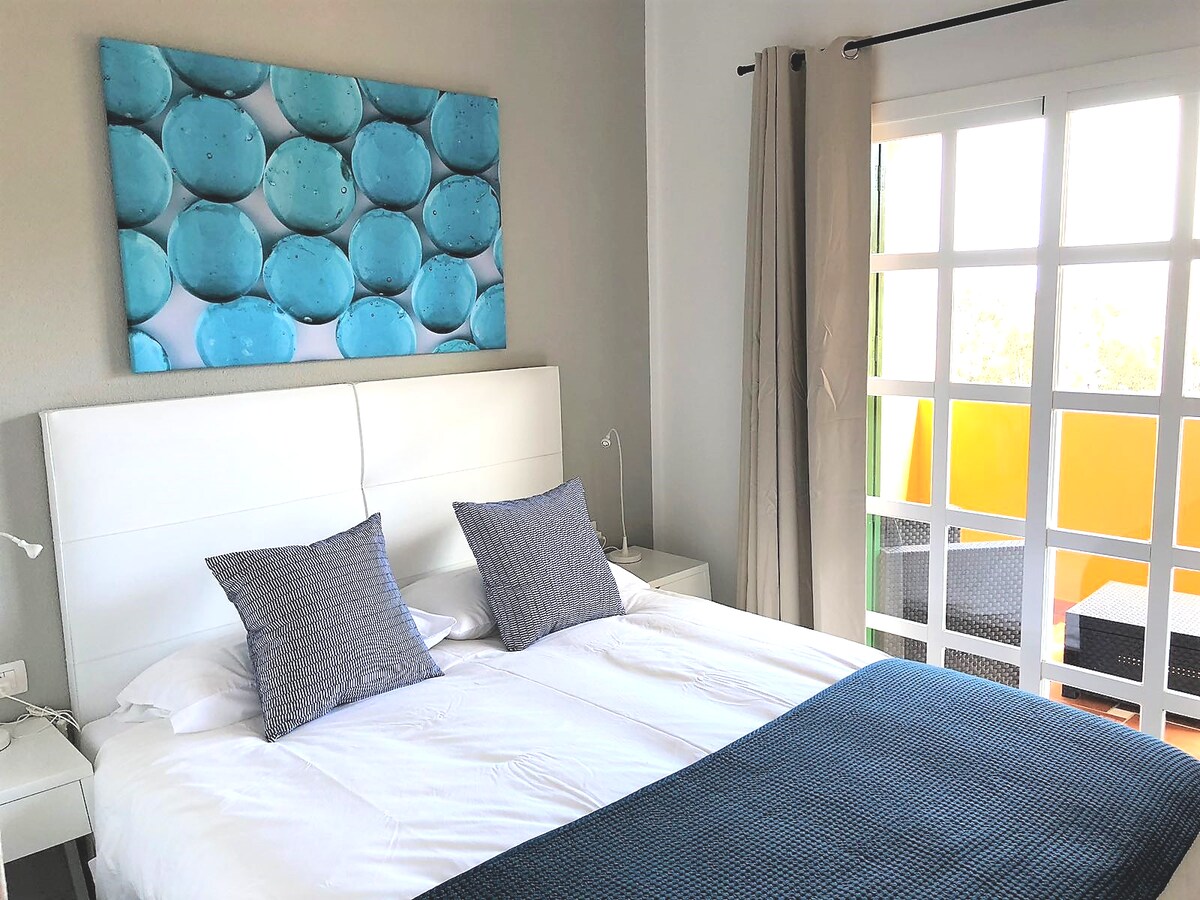 غرفة نوم مع تراس بإطلالة على المحيط