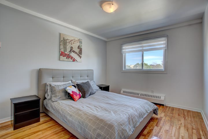 غرفة نوم رئيسية مع مساحة تخزين كبيرة