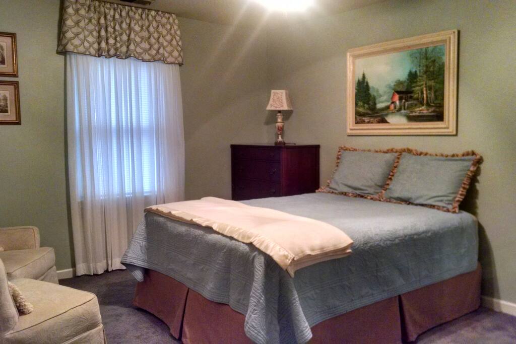 Master bedroom downstairs with queen bed