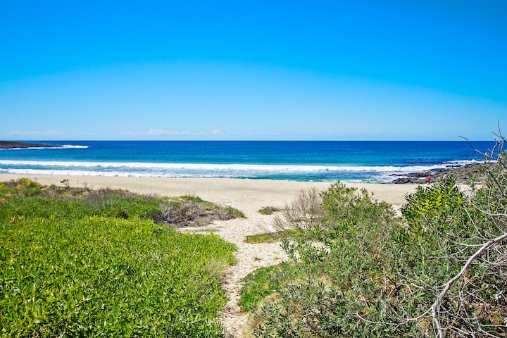 Terragong Cottage beach house-no roads to cross !