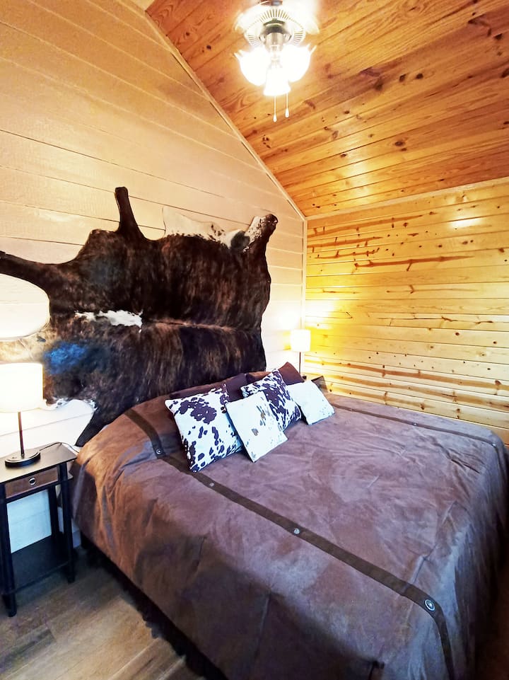 MASTER BEDROOM WITH KING BED AND AMAZING VIEWS OF PIKES PEAK ABOVE ALL CABINS IN THE AREA