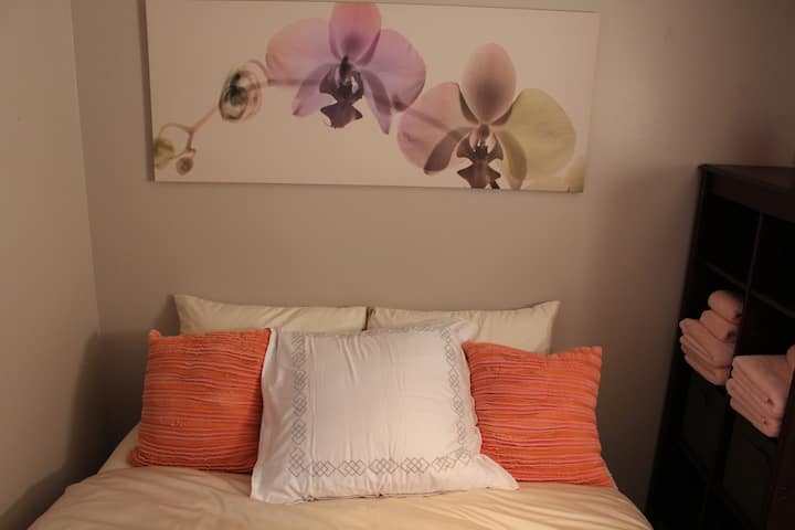 Პატარა საძინებელი თავისი Queen Size საწოლით