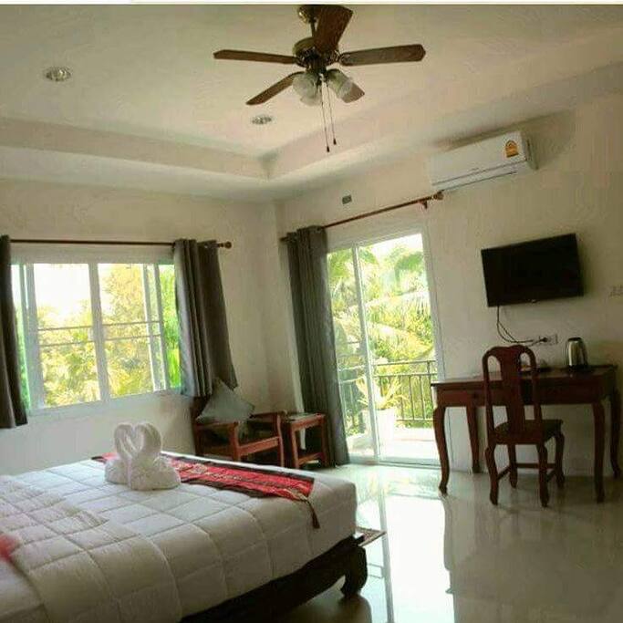 ห้องพัก สามารถเห็นบรรยากาศสวนได้อย่างชัดเจน