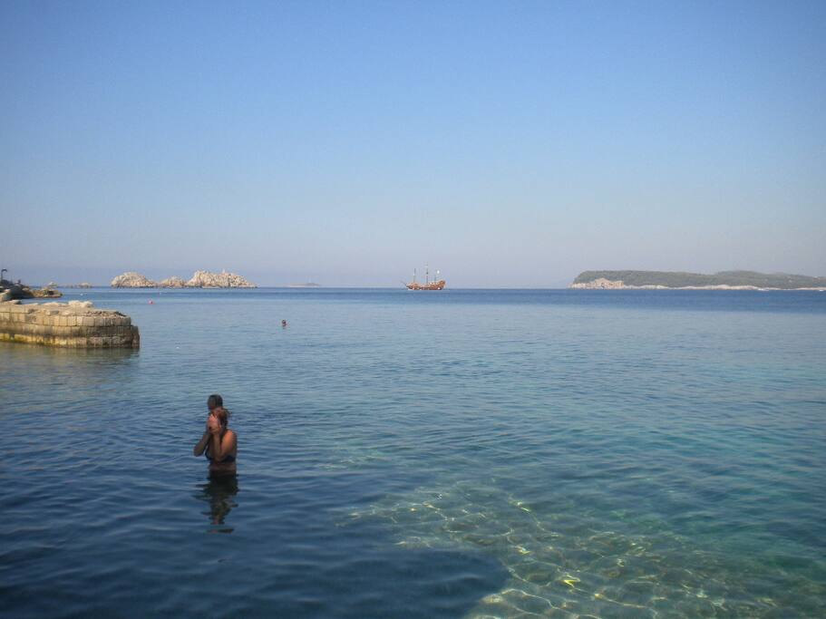 "We had a great stay here, the location was perfect, a five minute walk from Lapad, with lovely restaurants and the bus stops right outside which is a 5 min ride to the Old Town". - Caitlin 2017.