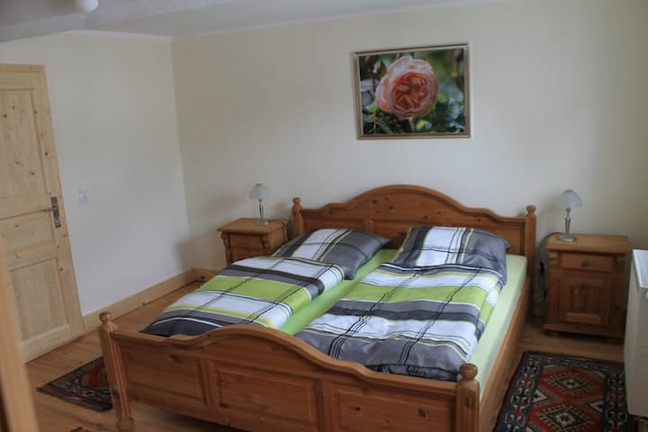 Вашата пространа и удобна спална соба со оригинален дрвен под стар повеќе од 100 години