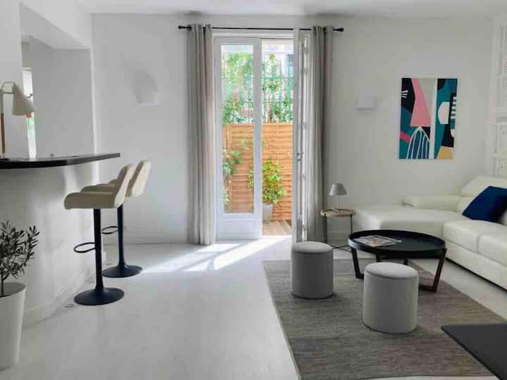 The Barrens sleeps 6 in 3 suites near the harbor — primary photo