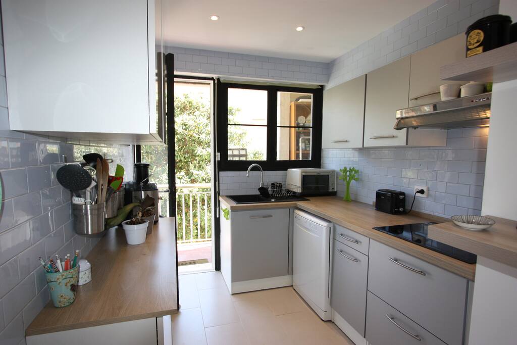 cuisine neuve, ouverte sur balcon et le parc