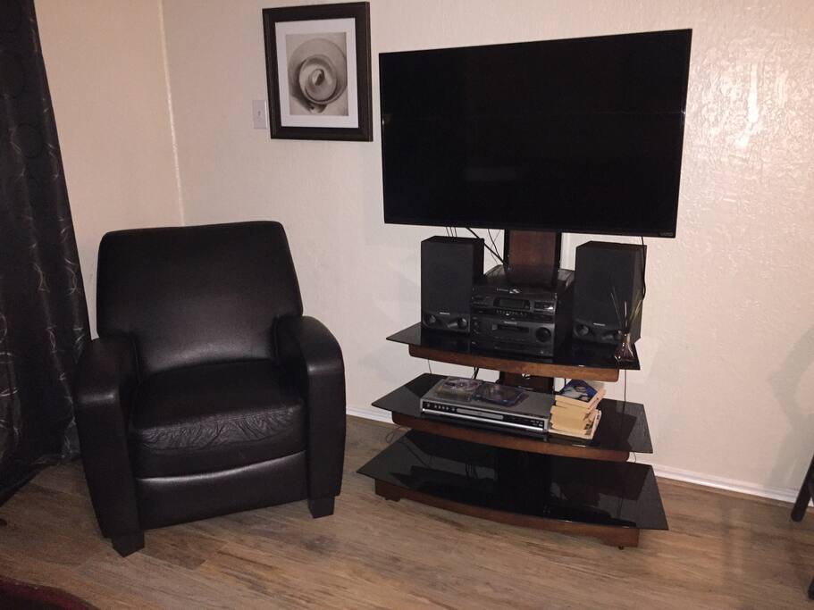 flat screen SmarTV with Netflix and more