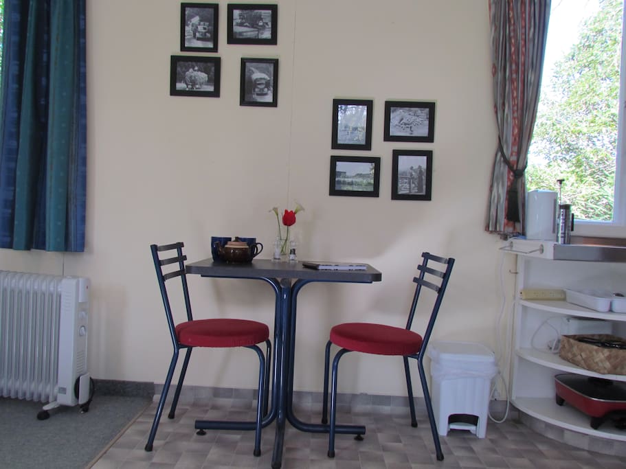 Casual dining for two