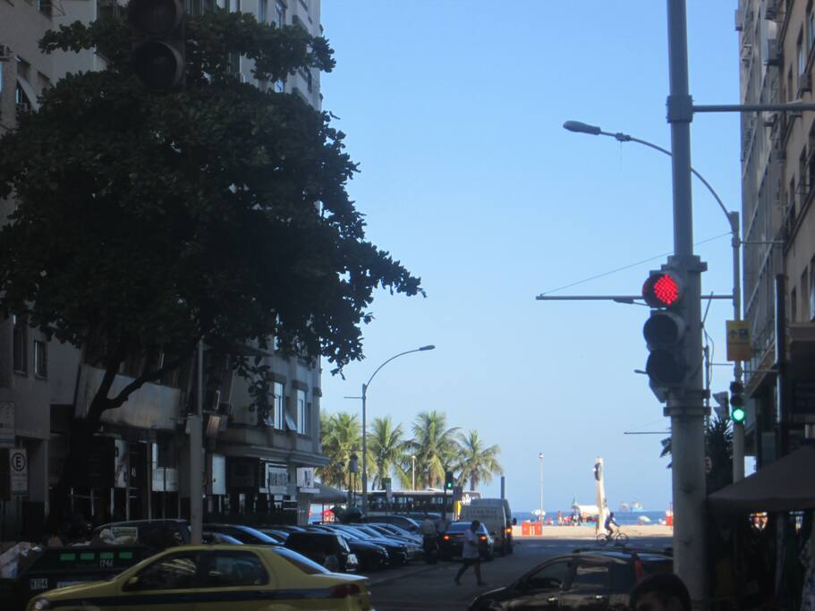 Rua que leva à praia, detalhe da vista do mar ao fundo.
