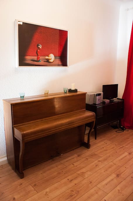 TV und Klavier im Wohnzimmer