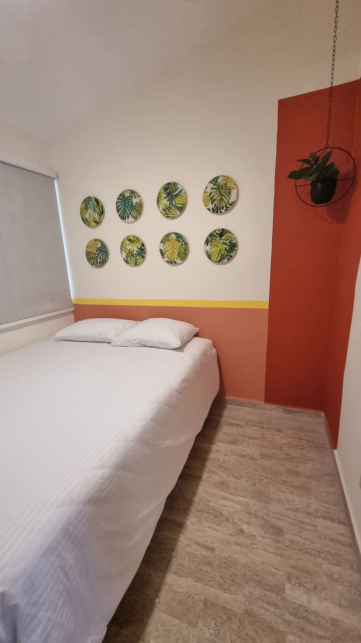 Recámara con cama queen, A/C y ventilador. 