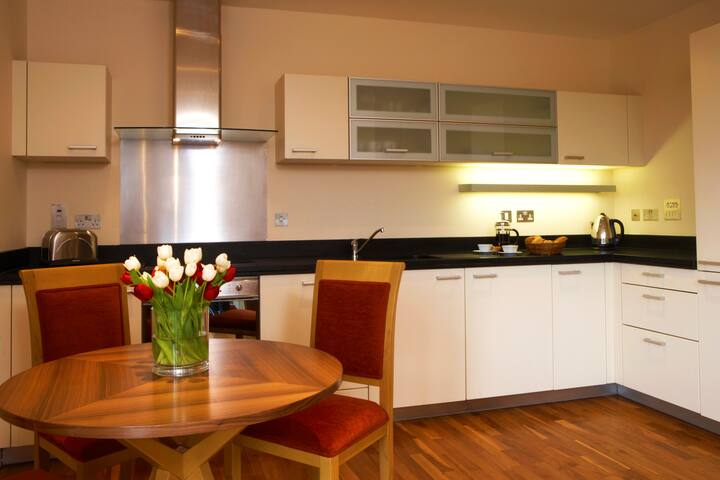 Two bedroom penthouse in secure building, 24h concierge minutes from Canary Wharf Underground Station gallery image 5