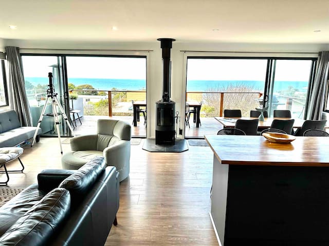 Beach Breeze. Endless ocean views